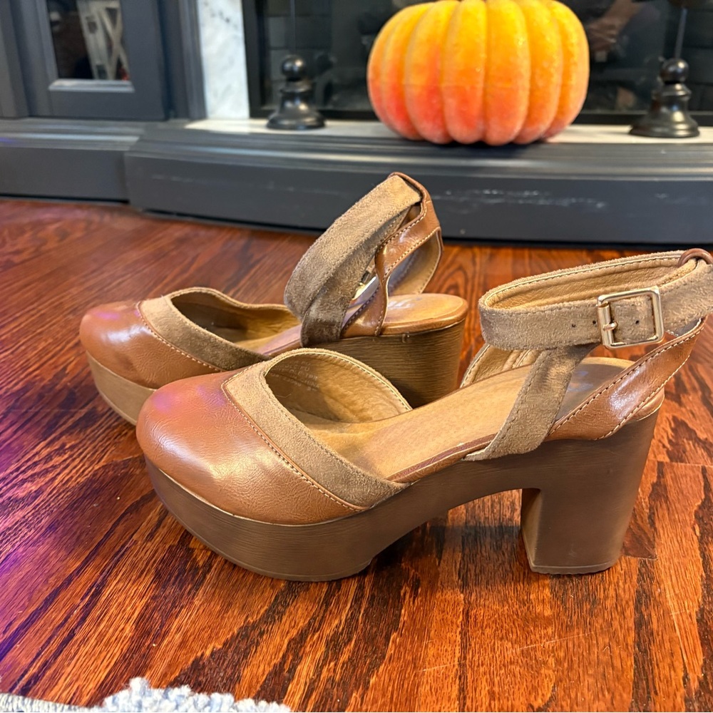 Chic Tan Platform Sandals
